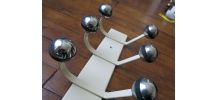 Porte manteau metal 70s boules chromées 10 patères TBE