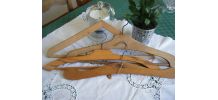 Anciens porte-manteaux en bois formes diverses