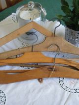 Anciens porte-manteaux en bois formes diverses