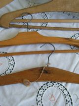 Anciens porte-manteaux en bois formes diverses