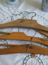 Anciens porte-manteaux en bois formes diverses