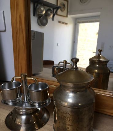 Cafetière italienne et ses 2 tasses +pot à café moulu 