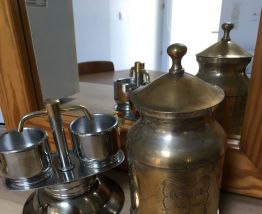Cafetière italienne et ses 2 tasses +pot à café moulu 