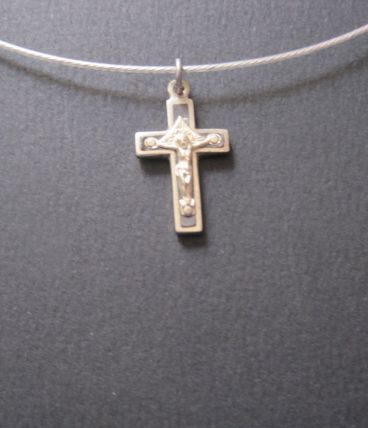 Ancienne petite croix ,en métal blanc avec raz de cou 