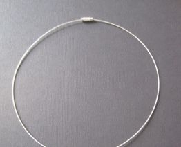 Ancienne petite croix ,en métal blanc avec raz de cou 