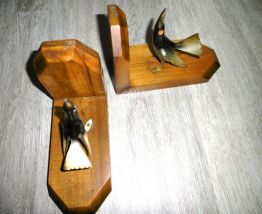 Serre-Livres ancien en bois vernis décor oiseaux en corne