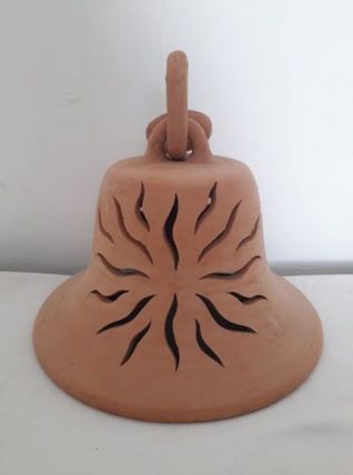 Grosse cloche en terre cuite ajourée en forme de soleil
