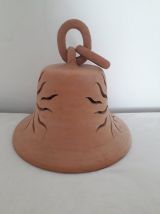Grosse cloche en terre cuite ajourée en forme de soleil