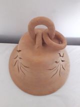 Grosse cloche en terre cuite ajourée en forme de soleil