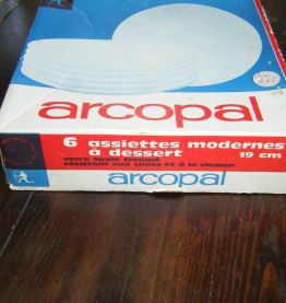 6  Assiettes à dessert Arcopal Neuves années 60
