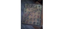 Jeu ancien cubes alphabétiques en bois