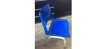 Chaise coque en plastique et pieds métal. Elle porte l'estam