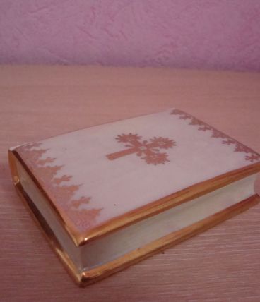 BOITE A BIJOUX EN FORME DE MISSEL EN PORCELAINE