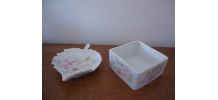ENSEMBLE EN PORCELAINE  COUPELLE ET POUDRIERE 