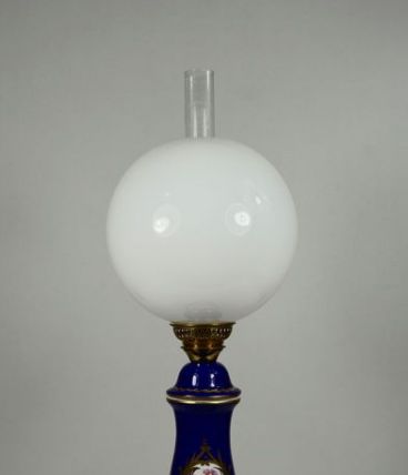 Lampe style Napoléon III porcelaine et laiton 