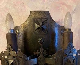 chandelier, bouclier, hache et boulet