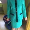 TAILLEUR VERT,belle coupe,longueur jupe 62 cms