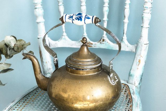 Bouilloire ancienne en laiton et poignée porcelaine peinte