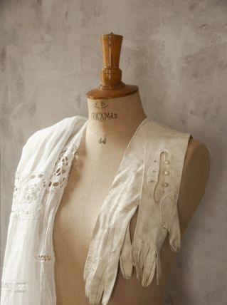 Paire de gants anciens en suède boutons de nacre