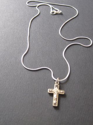 ancienne petite croix ,en métal blanc.avec chaine 55 cm 