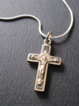 ancienne petite croix ,en métal blanc.avec chaine 55 cm 