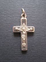 ancienne petite croix ,en métal blanc.avec chaine 55 cm 