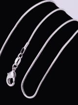 ancienne petite croix ,en métal blanc.avec chaine 55 cm 