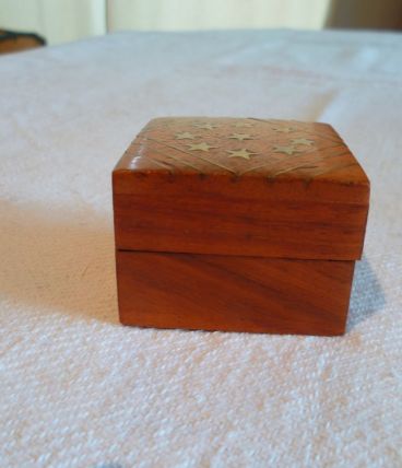 Petite boite en bois incrusté laiton indienne