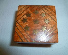 Petite boite en bois incrusté laiton indienne