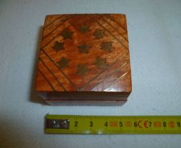 Petite boite en bois incrusté laiton indienne