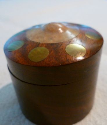 Petite boite ronde en bois incrusté laiton inde