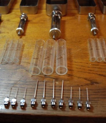 Lot de seringues en métal et verre