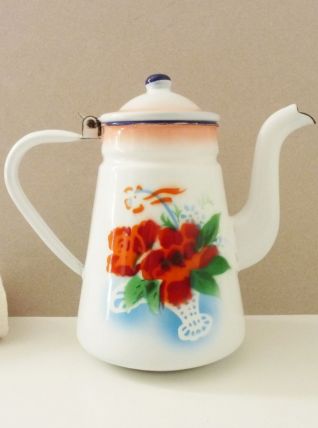 Théière émaillée blanche aux motifs floraux, rustique.