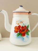 Théière émaillée blanche aux motifs floraux, rustique.