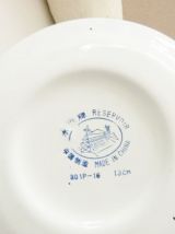 Théière émaillée blanche aux motifs floraux, rustique.
