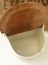 Ancienne boîte à sel en céramique et couvercle en bois. 