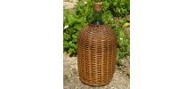 bouteille  avec sa  robe  d'osier , vintage