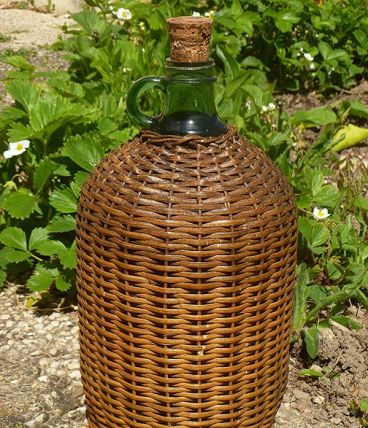 bouteille  avec sa  robe  d'osier , vintage