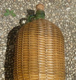 bouteille  avec sa  robe  d'osier , vintage