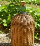 bouteille  avec sa  robe  d'osier , vintage