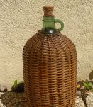 bouteille  avec sa  robe  d'osier , vintage