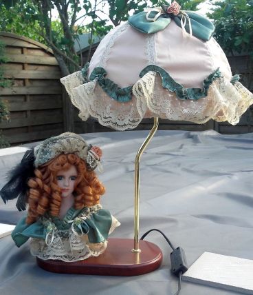 Lampe décorative avec poupée en porcelaine