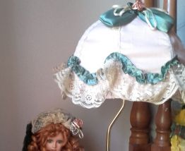 Lampe décorative avec poupée en porcelaine