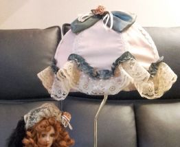 Lampe décorative avec poupée en porcelaine