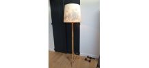Lampadaire en rotin tripode