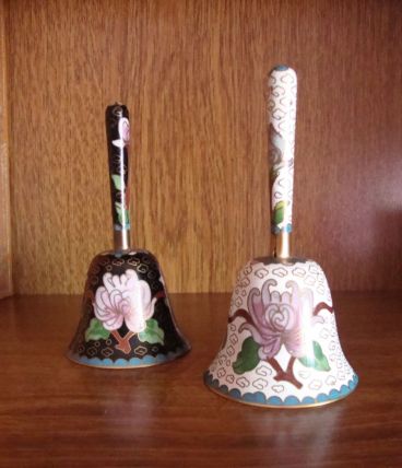 DEUX PETITES CLOCHES CHINOISES EN CLOISONNE