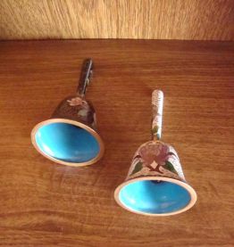 DEUX PETITES CLOCHES CHINOISES EN CLOISONNE