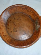 Ancien grand plat traditionnel bec verseur Inde