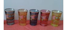 Cinq petits verres en couleur.