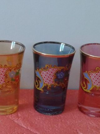 Cinq petits verres en couleur.